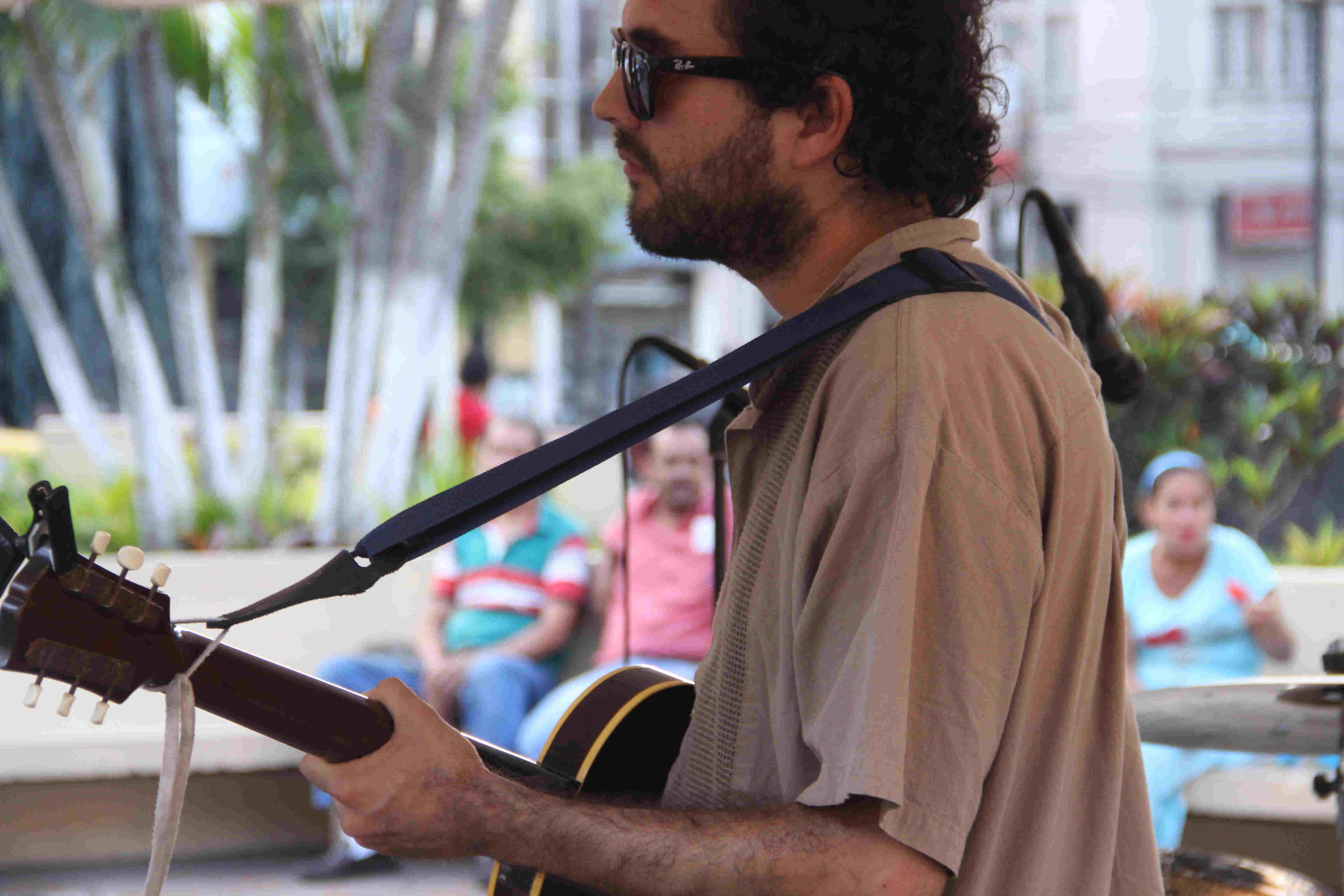 Tom Kessler tocando